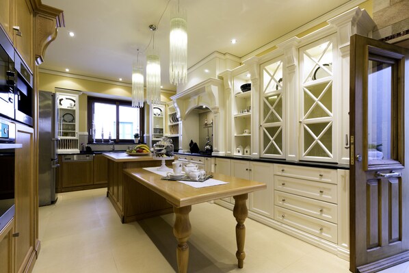 Villa, 3 Bedrooms, Jetted Tub | Private kitchen