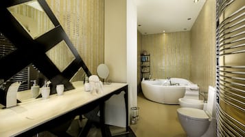 Villa, 3 Bedrooms, Jetted Tub | Bathroom | Separate tub and shower, jetted tub, free toiletries, hair dryer