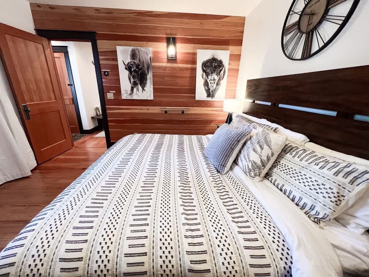 4 bedrooms, iron/ironing board, WiFi, bed sheets