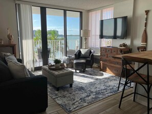 Tv, ett bordtennisbord och böcker