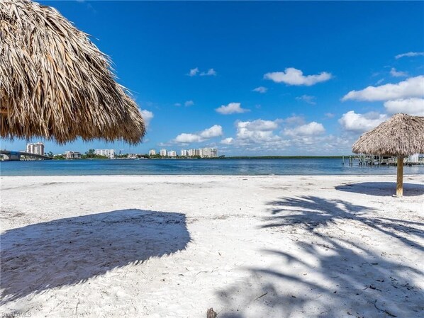 På stranden, solstolar och strandhanddukar