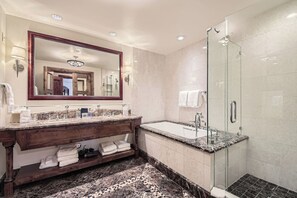 Een douche, een haardroger, handdoeken