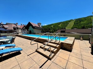 A heated pool - Luxury 3 Bd 4Ba Arabelle Residence 476. Ski in Ski out, Next to the Gondola!! (Vail)