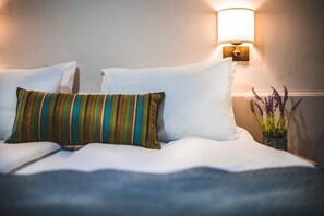 Phòng đôi hoặc 2 giường đơn Tiêu chuẩn | Bàn, màn/rèm cản sáng, giường gấp/giường phụ (phụ phí) 