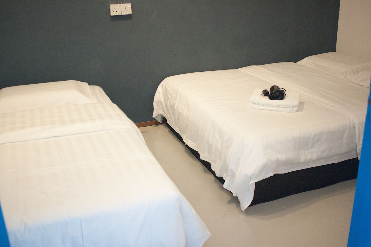 Basic-Dreibettzimmer, Mehrere Betten, Nichtraucher | Schreibtisch, schallisolierte Zimmer, Bügeleisen/Bügelbrett