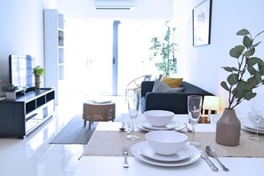 อพาร์ทเมนท์, 1 ห้องนอน | บริเวณนั่งเล่น | ทีวีจอแบน