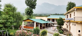 Pops Hotel & Restaurant