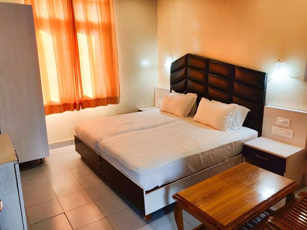 Individually furnished, iron/ironing board, rollaway beds, free WiFi