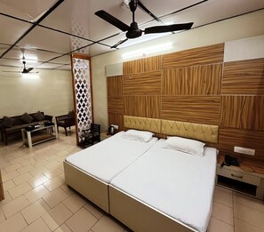 Muebles diferentes y tabla de planchar con plancha 