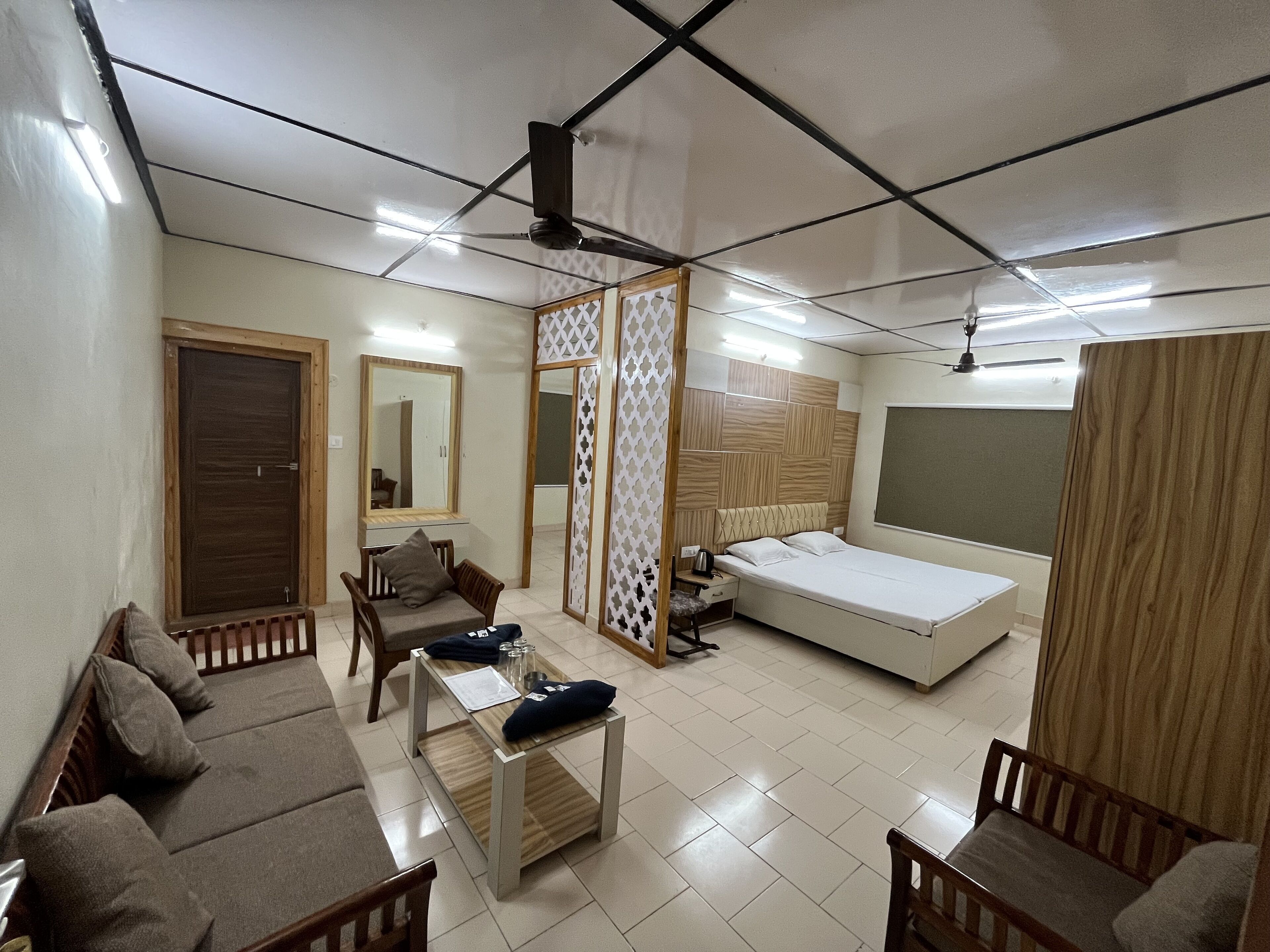 Muebles diferentes y tabla de planchar con plancha 