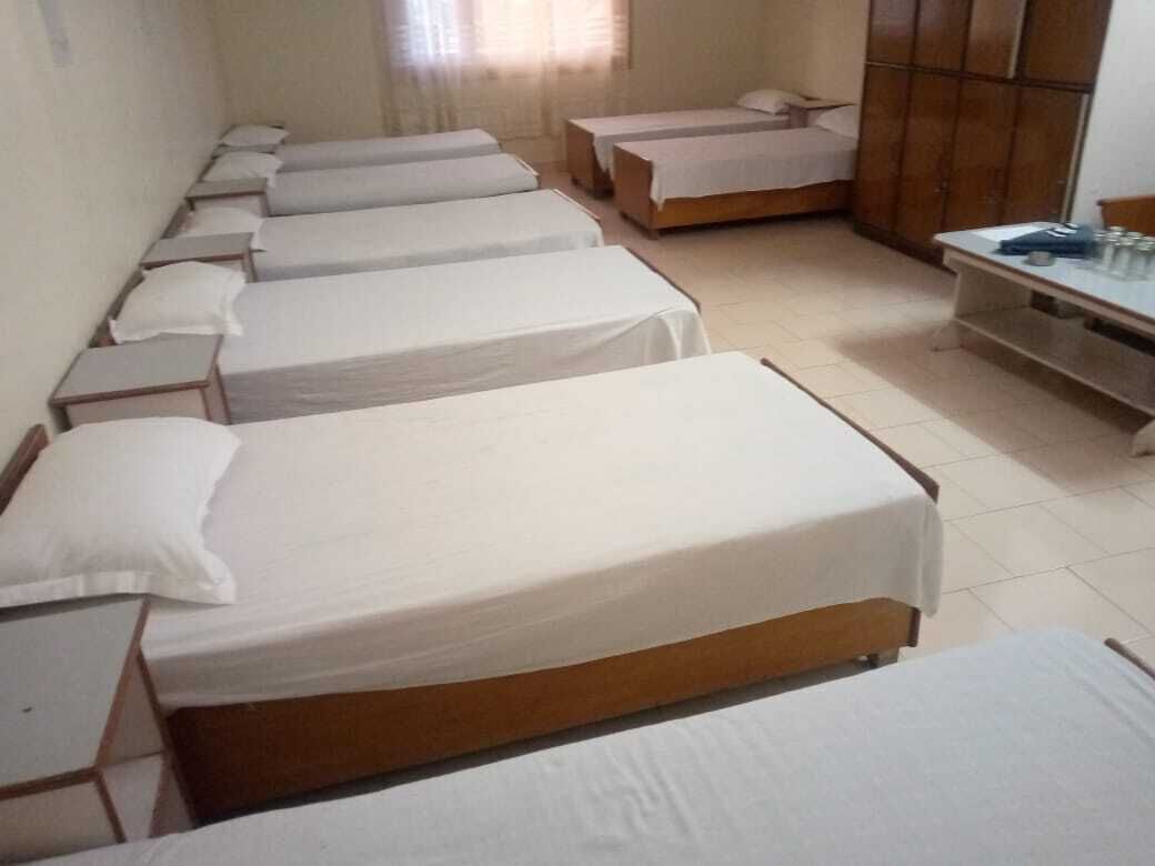 Muebles diferentes y tabla de planchar con plancha 