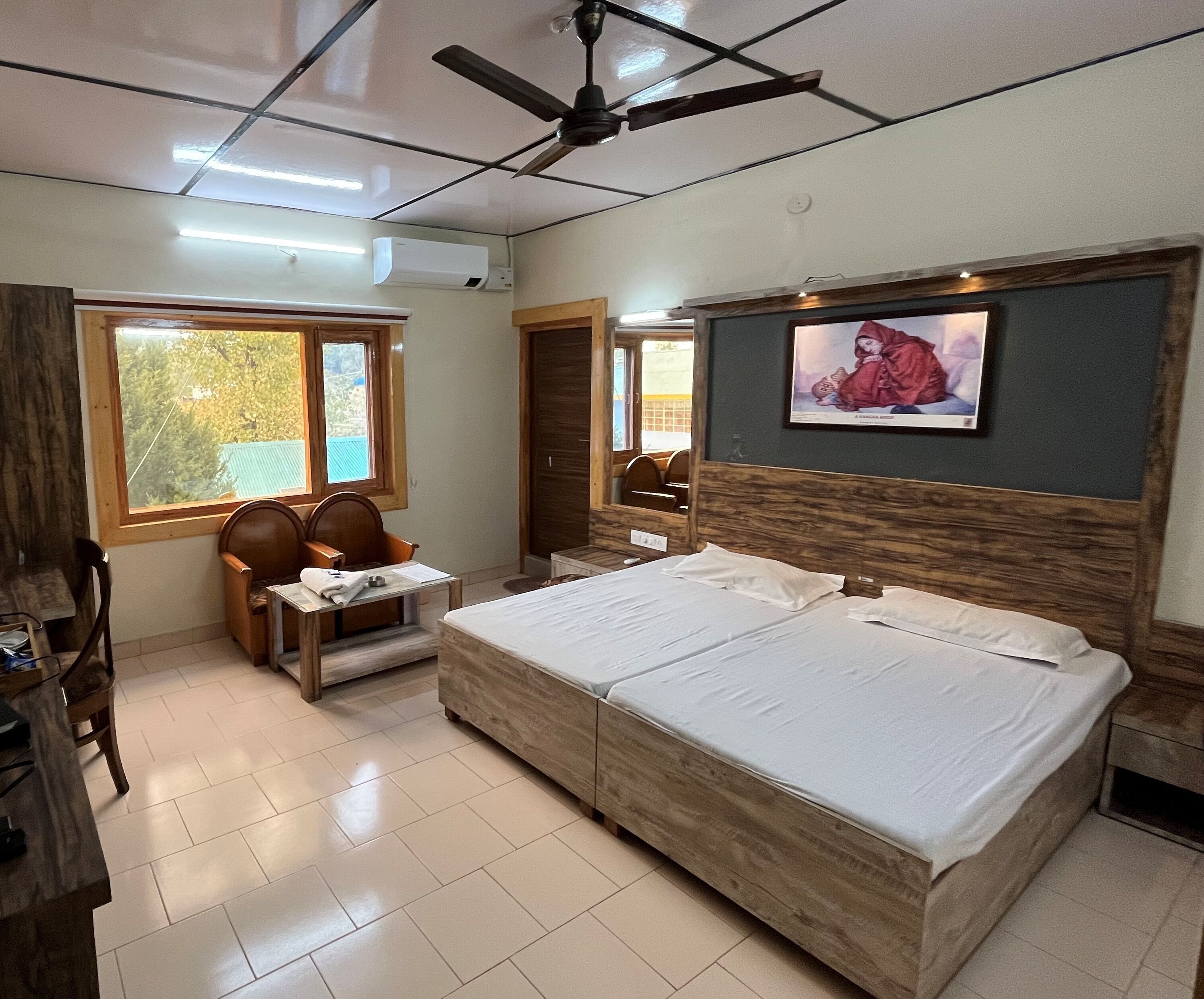 Muebles diferentes y tabla de planchar con plancha 