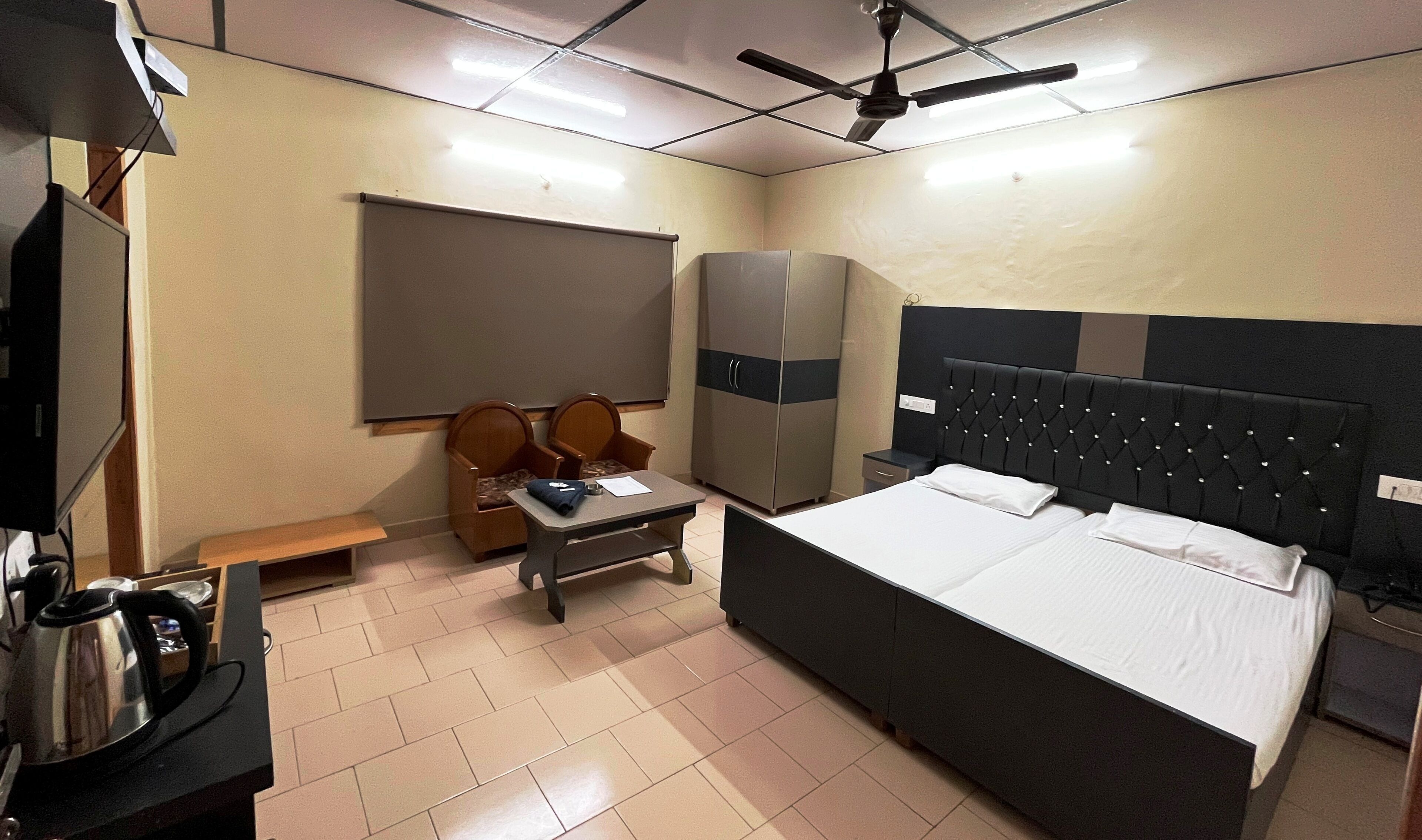 Muebles diferentes y tabla de planchar con plancha 