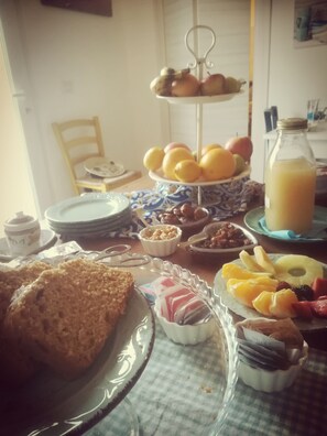Sudah termasuk sarapan prasmanan setiap hari
