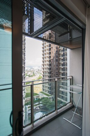 Balcony - S3 Beautiful 2 Beds Suite - KLCC - KL Tower - WIFI (Kuala Lumpur)