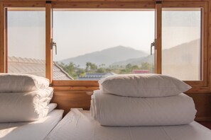 Escritorio, sistema de insonorización, wifi gratis y ropa de cama 