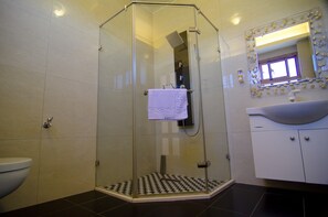 Comfort Quadruple Room | Bathroom | Free toiletries, hair dryer, slippers, towels - XinFu Traveler Inn (Beinan)