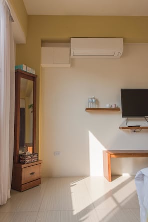 Basic Double Room, 1 Double Bed, Non Smoking | Desk, soundproofing, free WiFi, bed sheets