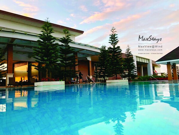 Una piscina al aire libre