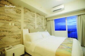 Apartamento (Max Vega) | Caja fuerte, escritorio, cortinas opacas y tabla de planchar con plancha