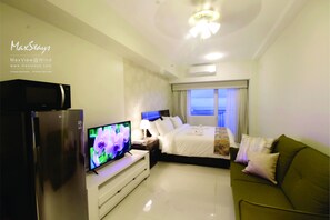 Max Prestige | In-room safe, desk, blackout curtains, iron/ironing board