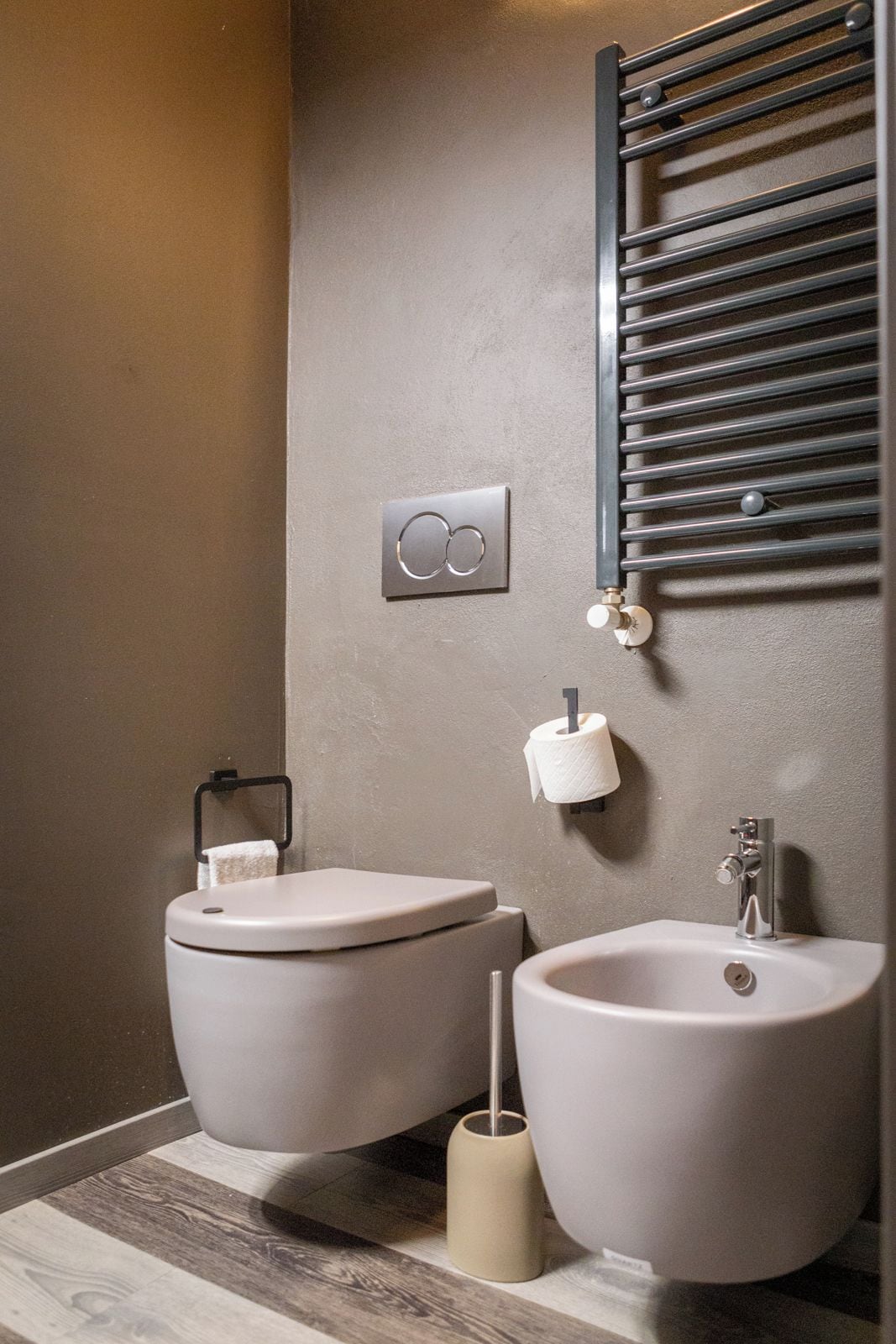 Un baño moderno con inodoro, bidé y lavamanos.