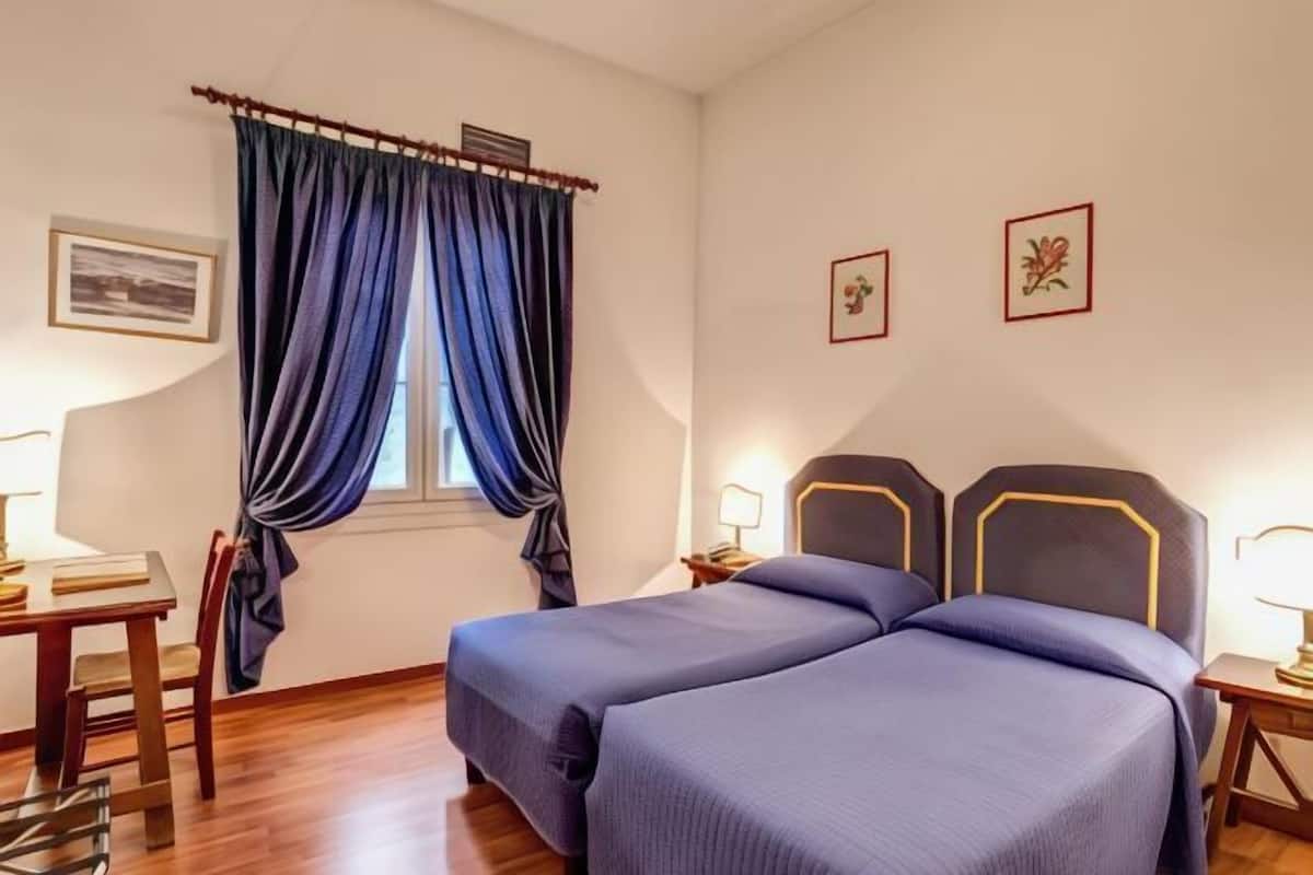 Una scrivania, Wi-Fi gratuito, lenzuola