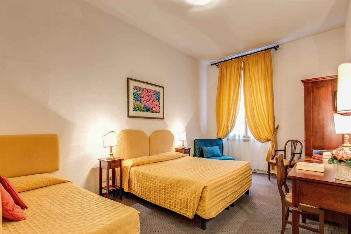 Escritorio, wifi gratis y ropa de cama