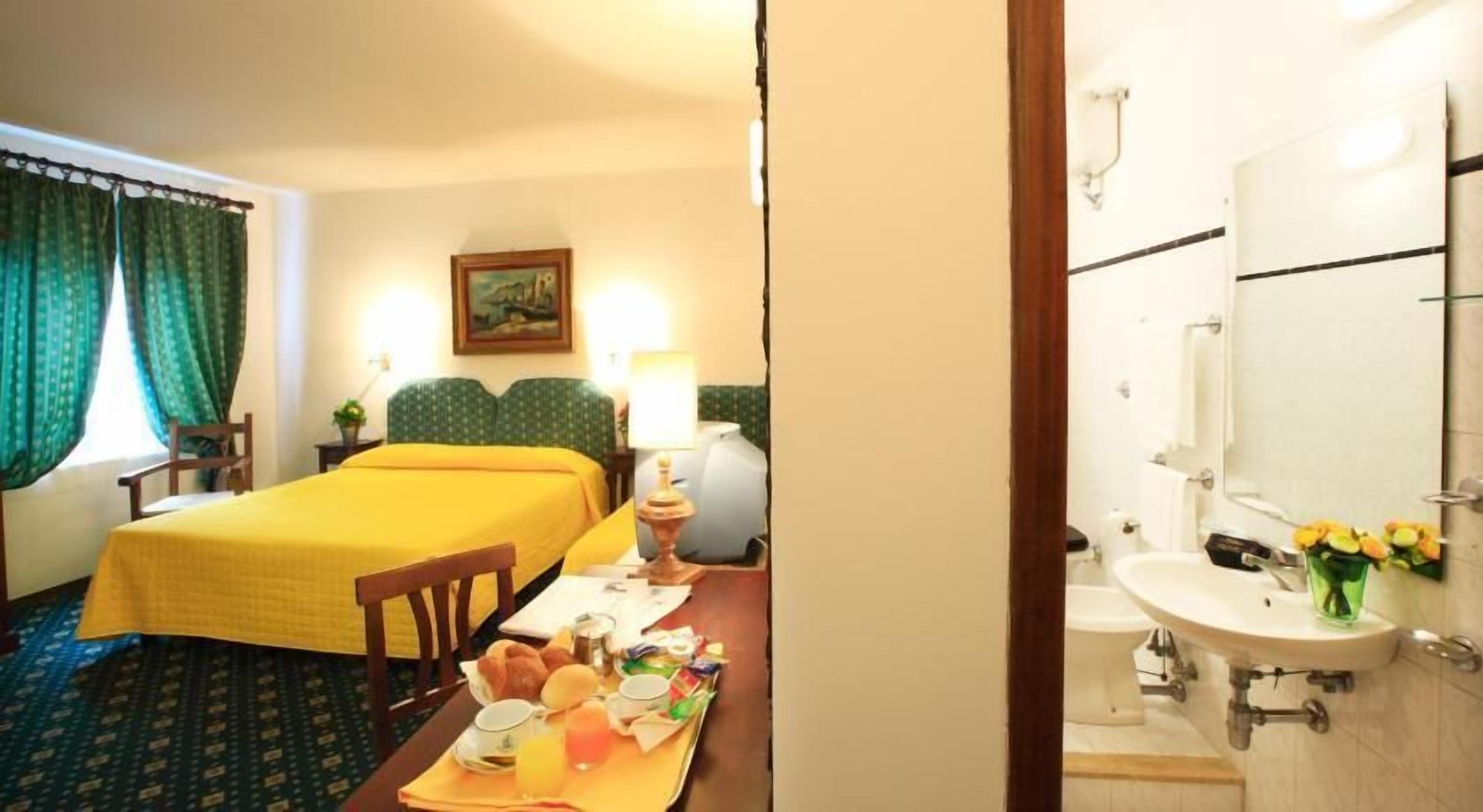 Escritorio, wifi gratis y ropa de cama 