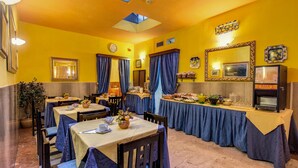 A dining area with tables set for breakfast, featuring a variety of dishes and a coffee machine. - Hotel San Giorgio & Olimpic Florence (Florence)