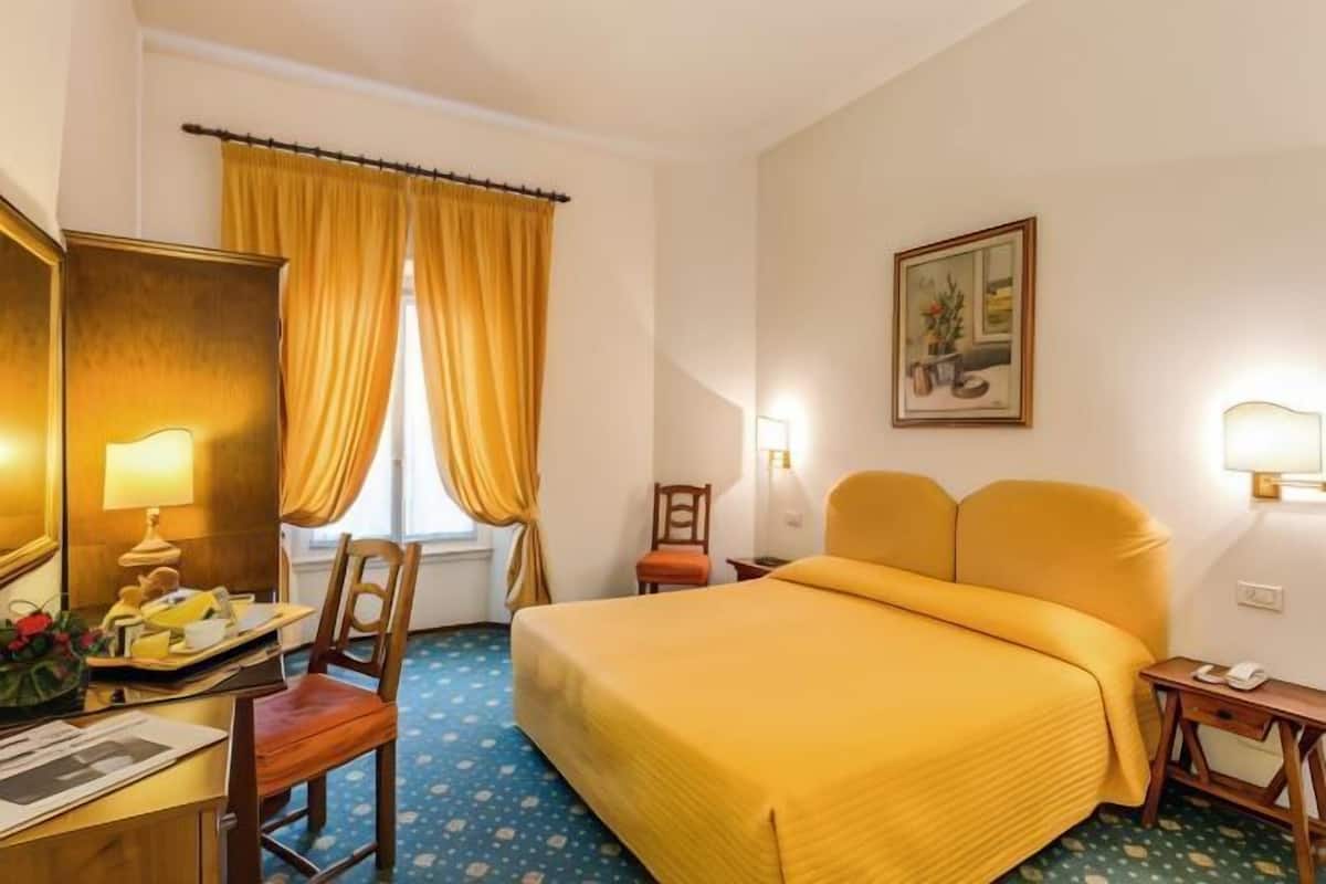 Una scrivania, Wi-Fi gratuito, lenzuola