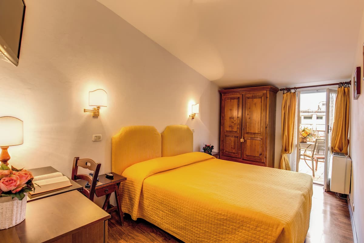 Escritorio, wifi gratis y ropa de cama