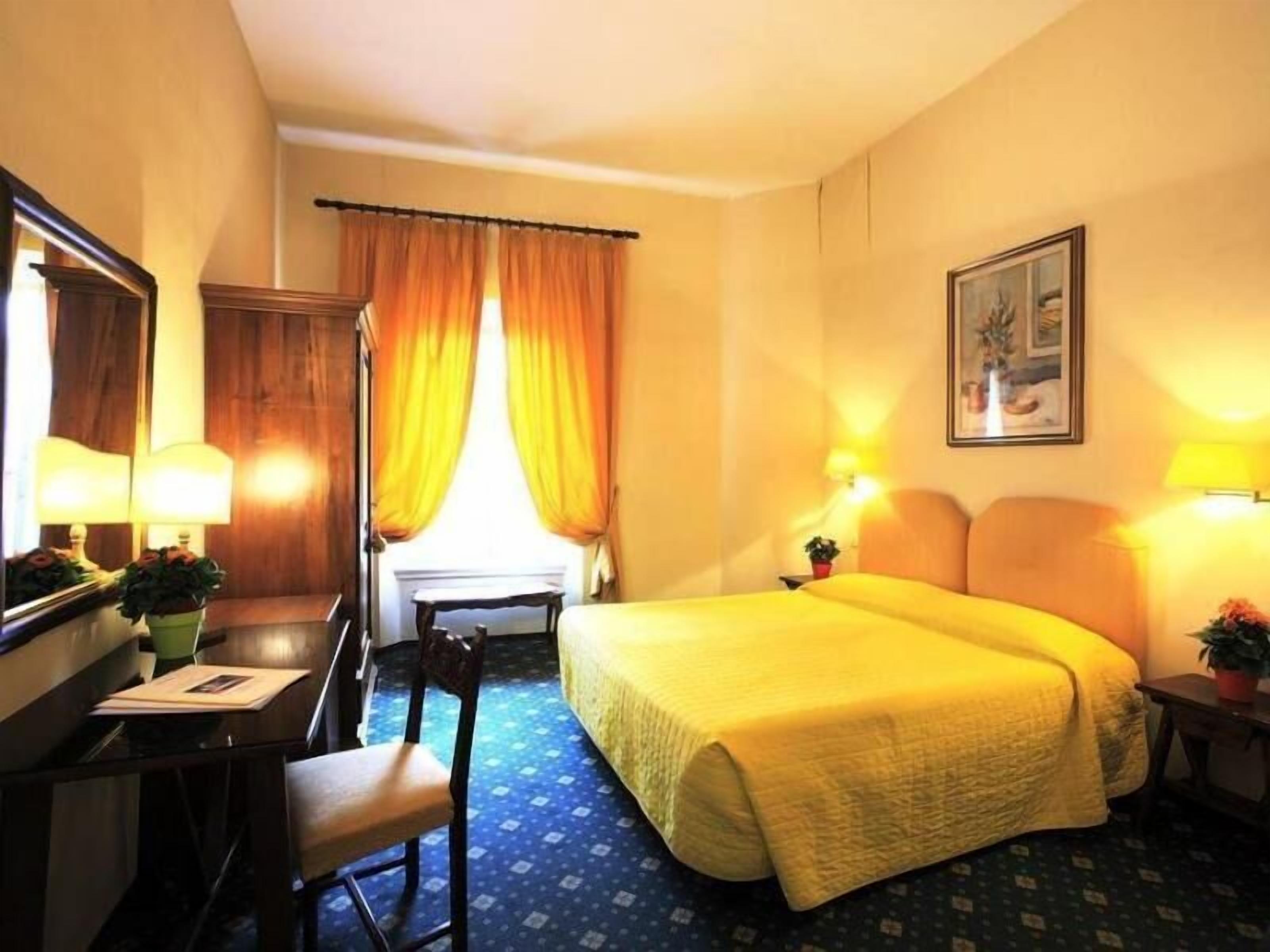 Escritorio, wifi gratis y ropa de cama 