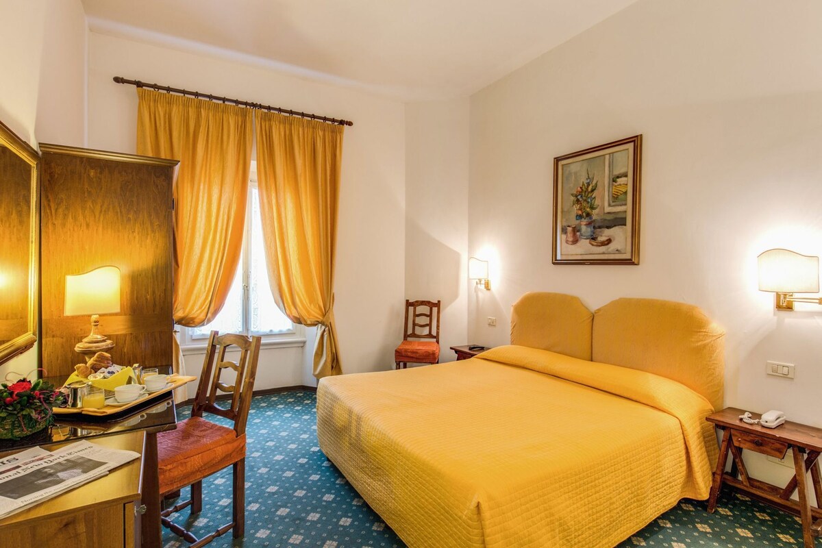 Escritorio, wifi gratis y ropa de cama 