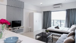 Desk, iron/ironing board, rollaway beds, free WiFi - S4 Designer Suites - KLCC - KL Tower - Netflix - WIFI (Kuala Lumpur)