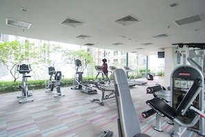 Ein Fitnessstudio mit Laufbändern, Crosstrainern und Gewichtsmaschinen.