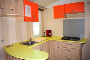 Mobile Home, Non Smoking (27 M2) | Private kitchen | Fridge, microwave, oven, stovetop - Camping le Val D'Herault (Brissac)