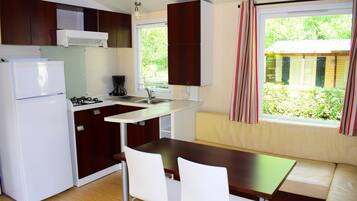 Mobile Home, Non Smoking (30 M2) | Private kitchen | Fridge, microwave, oven, stovetop