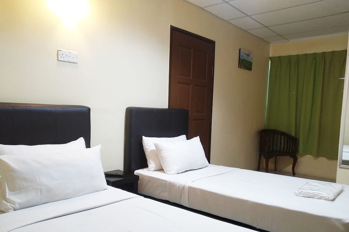 Deluxe Twin Room, 2 Twin Beds, Non Smoking | Free WiFi, bed sheets