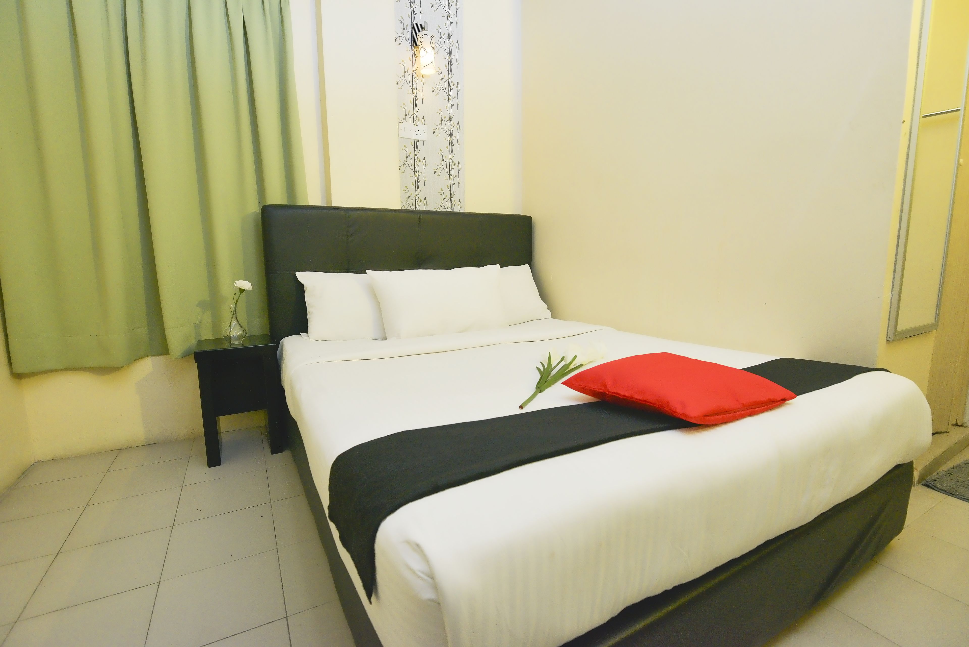 Deluxe Double Room, 1 Queen Bed, Non Smoking | Free WiFi, bed sheets