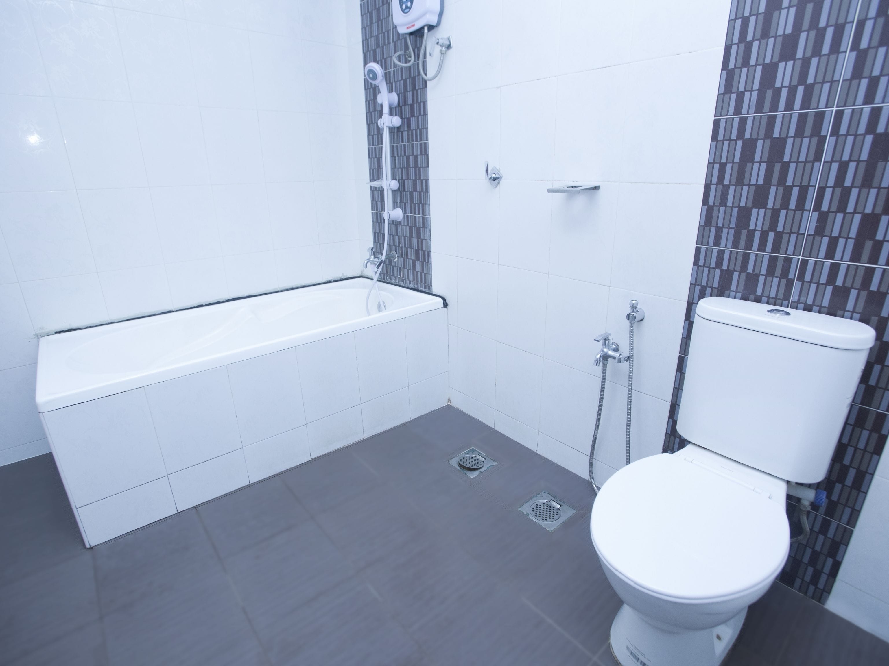 Suite familiar, 2 camas dobles, no fumadores | Baño | Ducha, artículos de higiene personal gratuitos, zapatillas y toallas