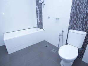 Suite Familiale, 2 lits doubles, non-fumeur | Salle de bain