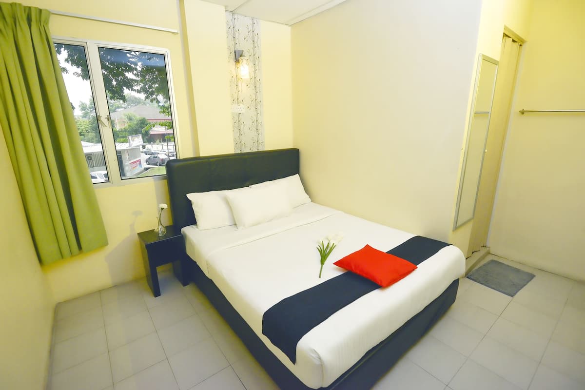 Deluxe Double Room, 1 Queen Bed, Non Smoking | Free WiFi, bed sheets
