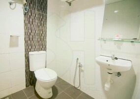 Ducha, artículos de tocador gratuitos, pantuflas, toallas