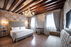Ein Schlafzimmer mit einem großen Bett, einem Schlafsofa, einer Chandelier und Blick ins Freie.