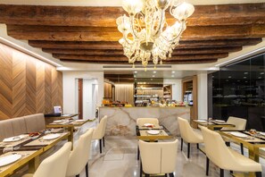 每日供應自助早餐 (每人 EUR25)