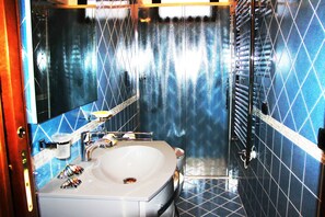 Family Room (1) | Bathroom