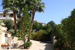 Courtyard - B&B La Piccola Oasi (Motta San Giovanni)