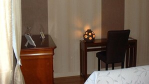 Double Room, 1 Double Bed (Maxime) | Iron/ironing board (on request), free WiFi, individually decorated - Chambres d'hôtes Bell'vue à Chauvigny (Chauvigny)