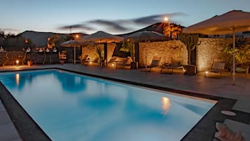 Piscine extérieure, parasols de plage, chaises longues